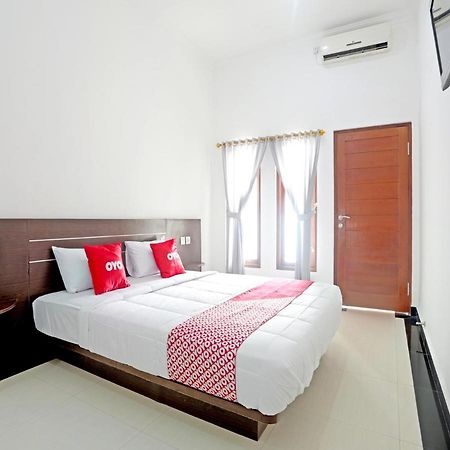 Oyo 90859 Cahaya Guest House Pesanggaran Ngoại thất bức ảnh